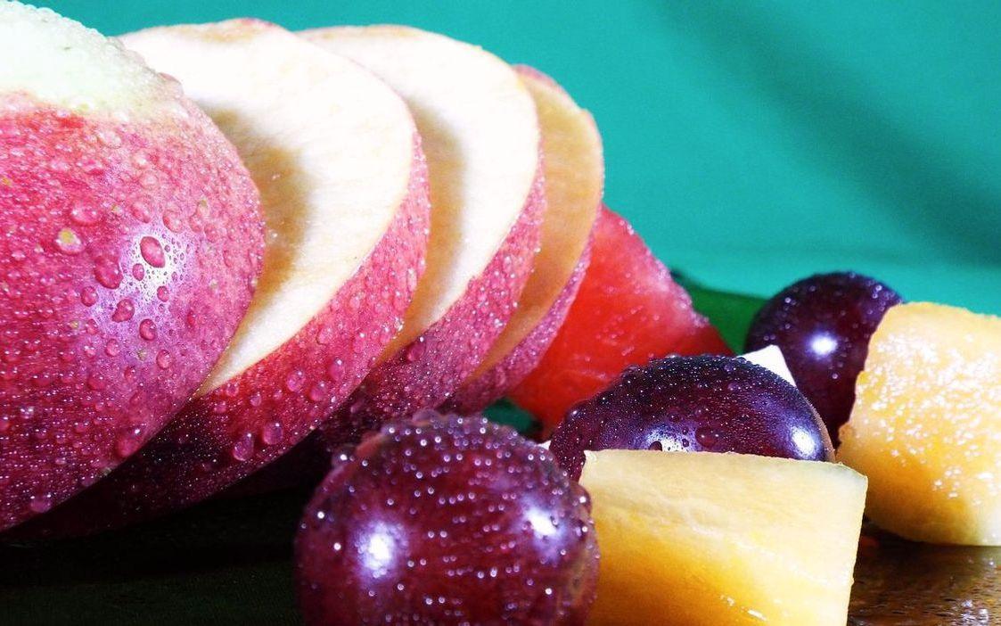 Un molde clásico de helado de vainilla con textura perfecta y superficie dorada