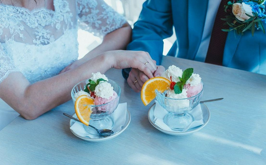 Helado artesanal de canela en una copa elegante