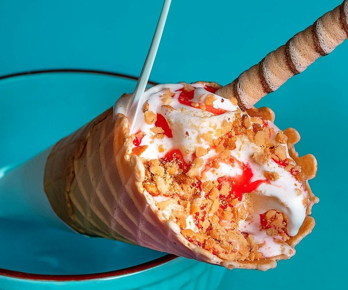 Vitrina de heladería con helados y postres frescos